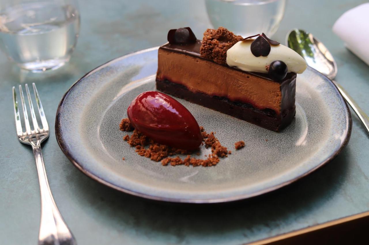 Maison Breguet Paris Luaran gambar A chocolate dessert