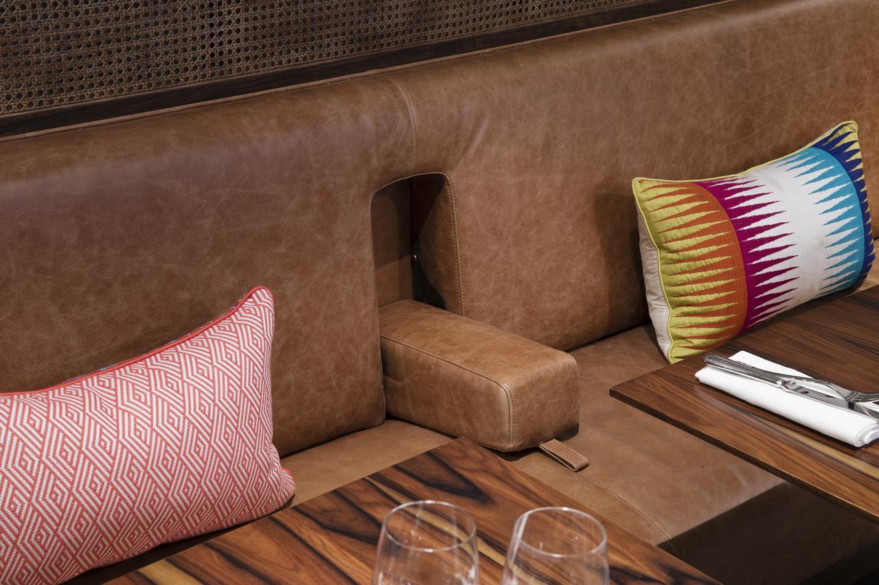 Maison Breguet Paris Luaran gambar A leather bench seat