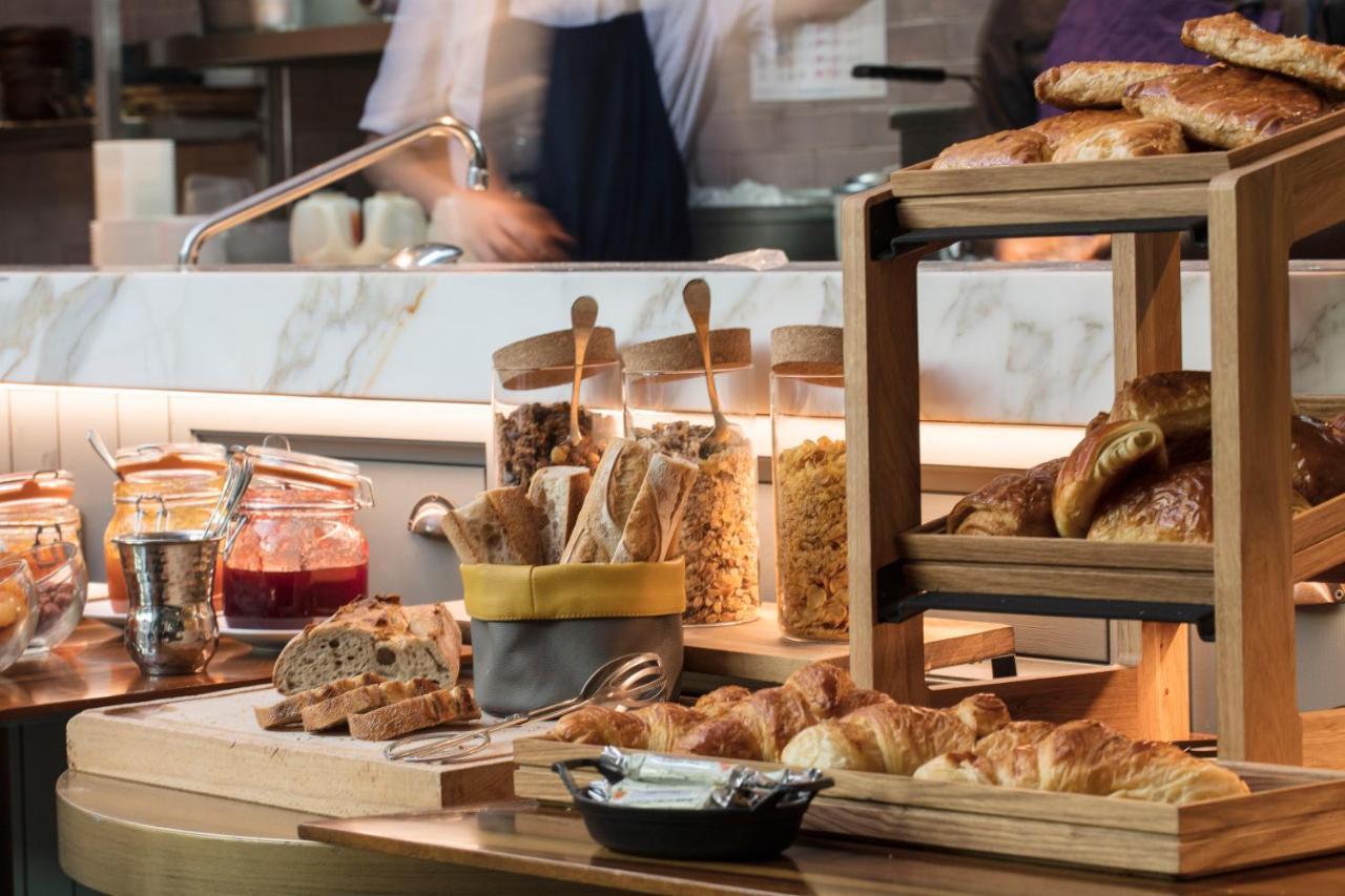 Maison Breguet Paris Luaran gambar A breakfast buffet at a hotel