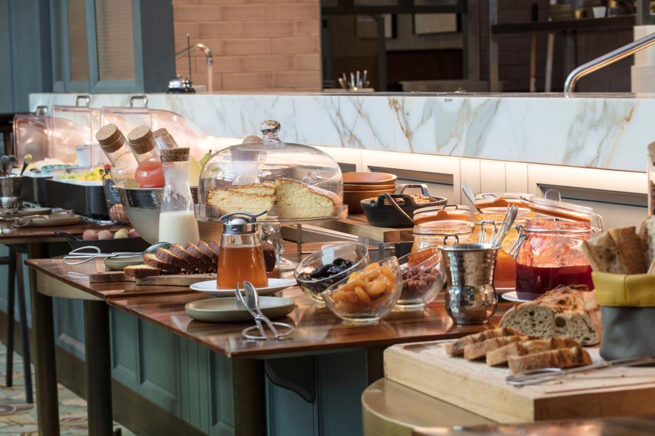 Maison Breguet Paris Luaran gambar A breakfast buffet